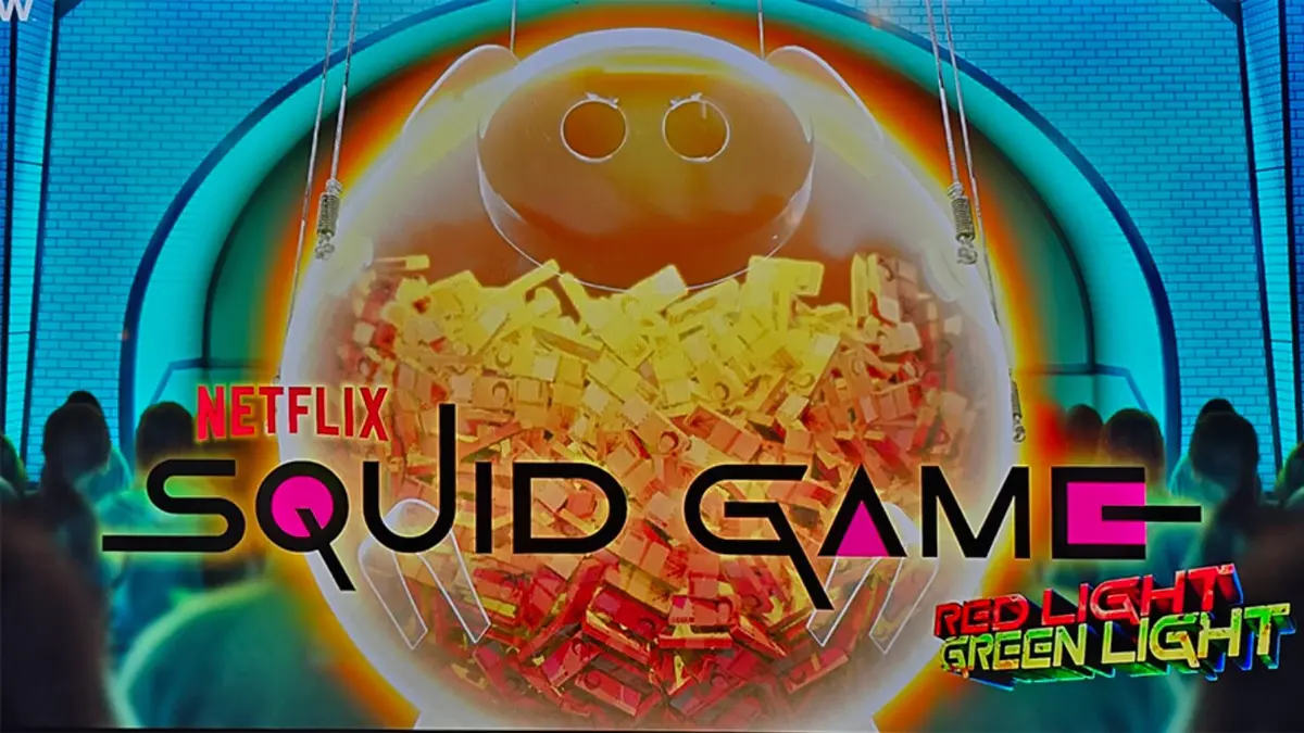 Tampilan visual slot Squid Game: Red Light, Green Light dengan latar belakang taman bermain yang ikonik.
